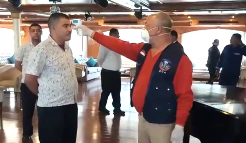 Health officials screen the temperature of workers on a Nile cruise ship near Luxor. Photo EPA-EFE Health officials screen the temperature of workers on a Nile cruise ship near Luxor. Photo EPA-EFE