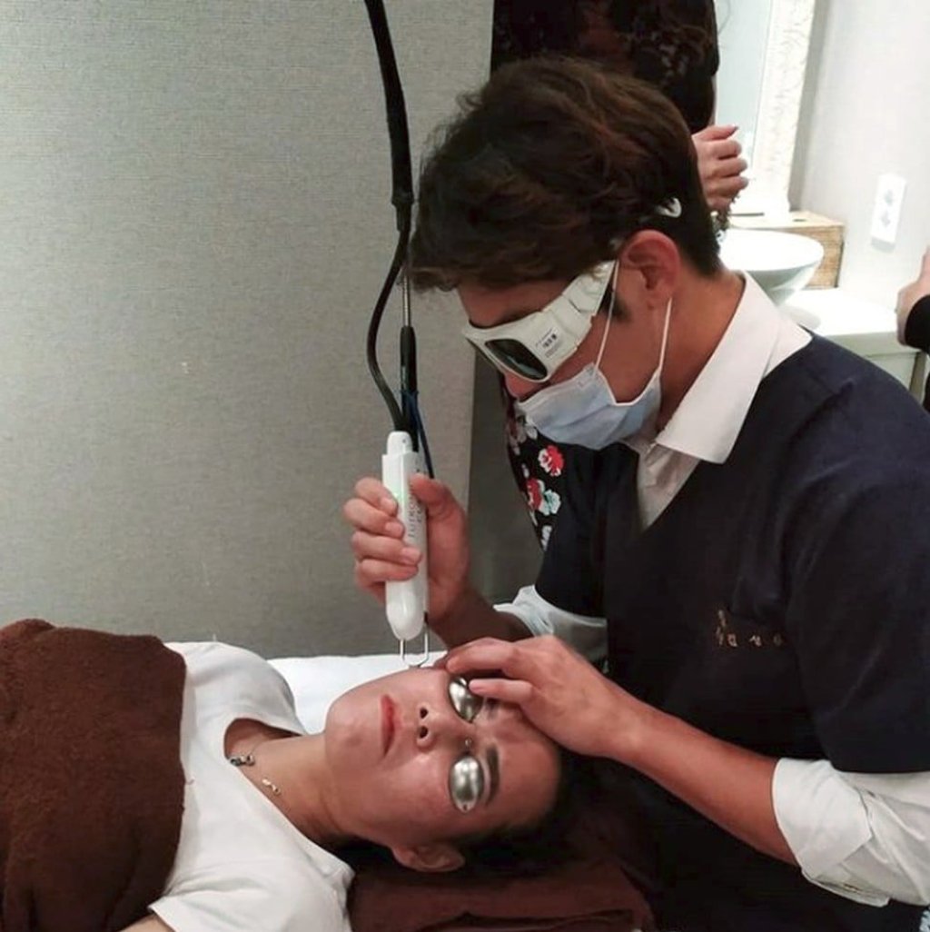 An unidentified patient with the main surgeon Kim Sung-il (right) at Ollim plastic surgery clinic, which was being sued by Bonnie Evita Law’s before the lawsuit was dropped. Photo: Handout An unidentified patient with the main surgeon Kim Sung-il (right) at Ollim plastic surgery clinic, which was being sued by Bonnie Evita Law’s before the lawsuit was dropped. Photo: Handout