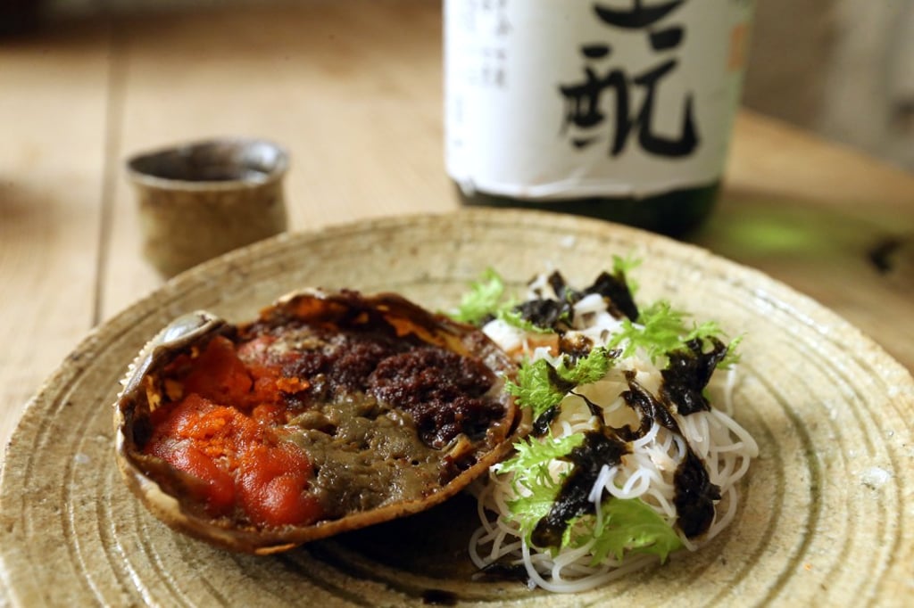 Snow crab with rice vermicelli paired with sake Akishika (Osaka).