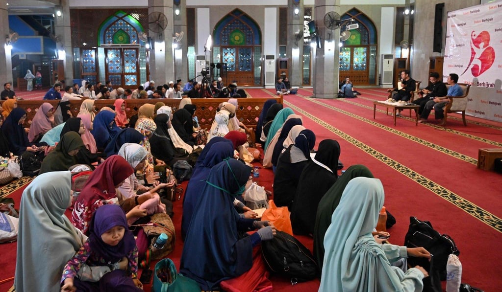 Indonesian women and men are separated by gender as they attend a religious lecture on marriage without dating. Photo: AFP Indonesian women and men are separated by gender as they attend a religious lecture on marriage without dating. Photo: AFP