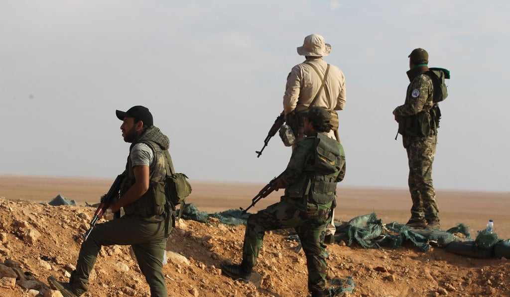 An Iraqi Shiite fighter of the Hashed al-Shaabi paramilitary force secures the border in Al-Qaim in the Anbar province. Photo: AFP