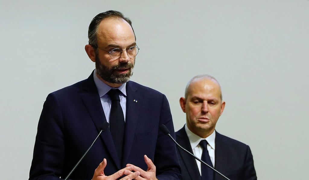 French Prime Minister Edouard Philippe (L) speaks, flanked by French Director General of Health Jerome Salomon (R). Photo: AFP