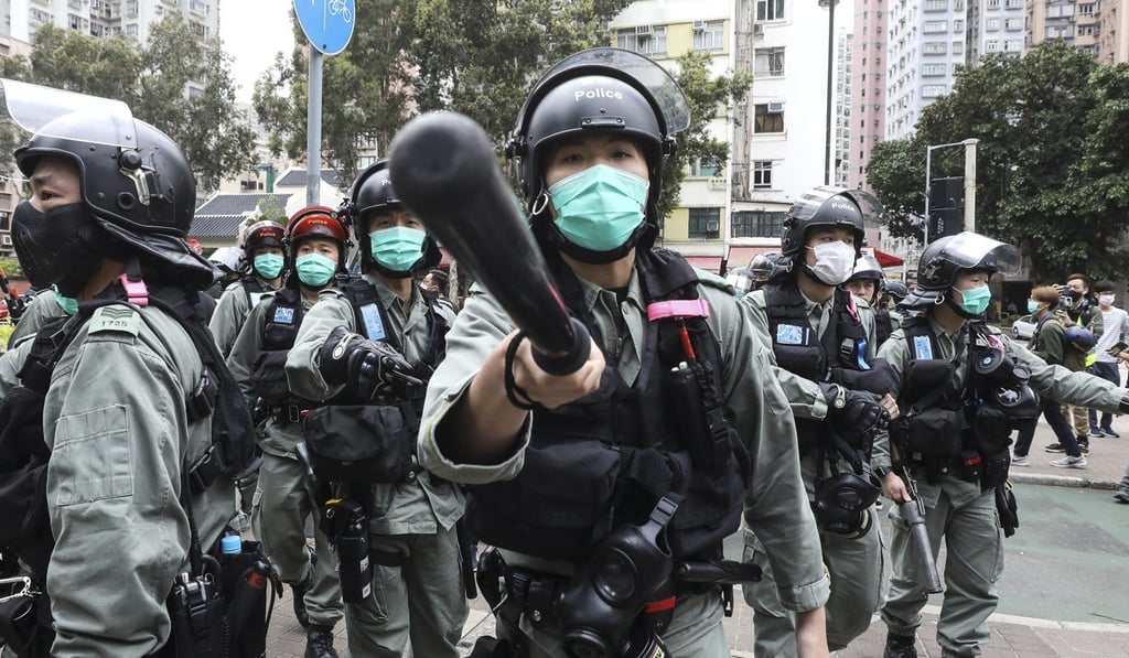 Riot police disperse protesters and media in Tai Po. Photo: Dickson Lee