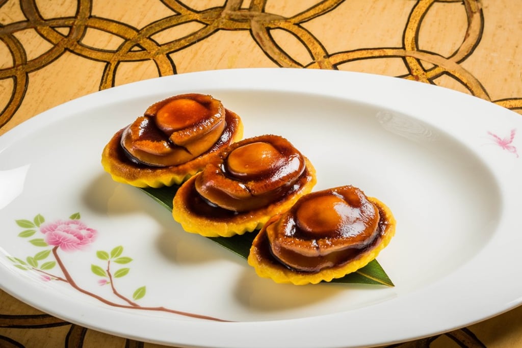 Baked whole abalone with diced chicken.