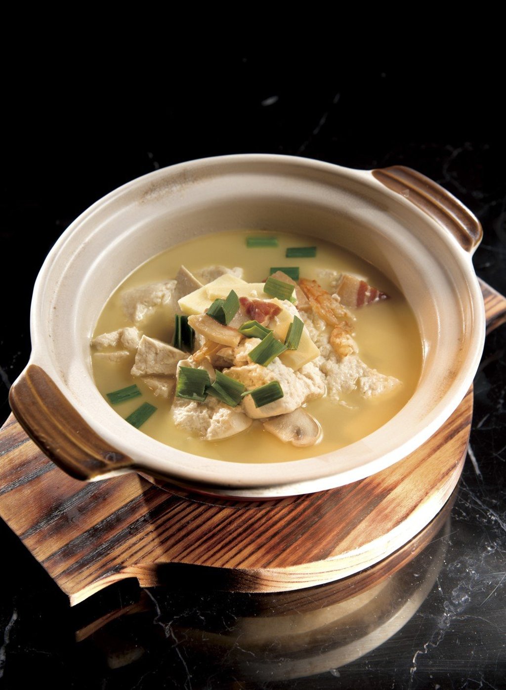 Braised Tofu with preserved pork and black fungus.