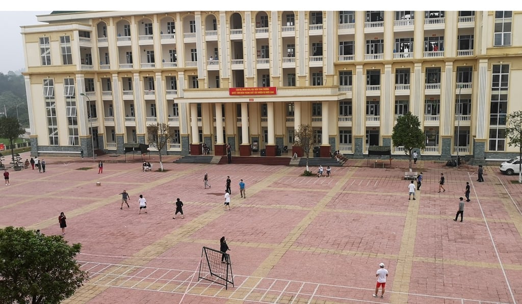 People play sports in groups on the courtyard at Son Tay Military School quarantine camp in Hanoi. Photo: Gavin Wheeldon People play sports in groups on the courtyard at Son Tay Military School quarantine camp in Hanoi. Photo: Gavin Wheeldon