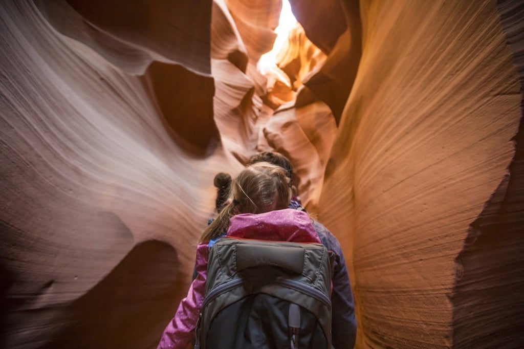 A female hiker walks in the Grand Canyon in Arizona. Here you can take a virtual archaeological tour. Photo: Getty Images