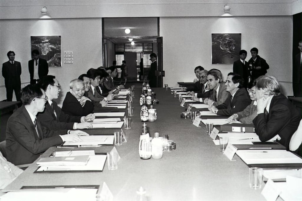 The Chinese team (left) meet with their British counterparts of the Sino-British Joint Liaison Group, in 1988. Photo: SCMP