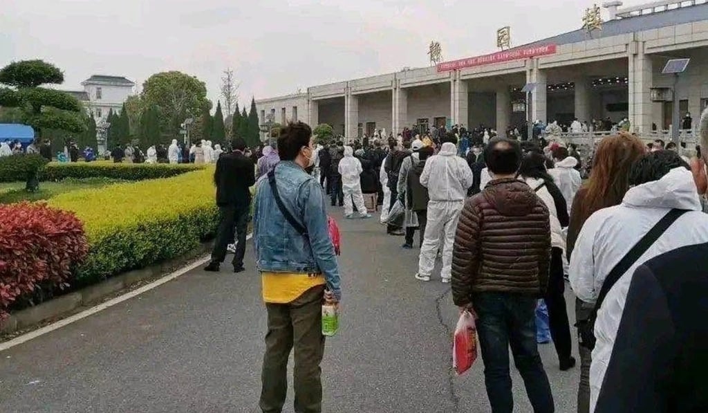 Images of people queuing outside funeral homes were shared on social media. Photo: Weibo