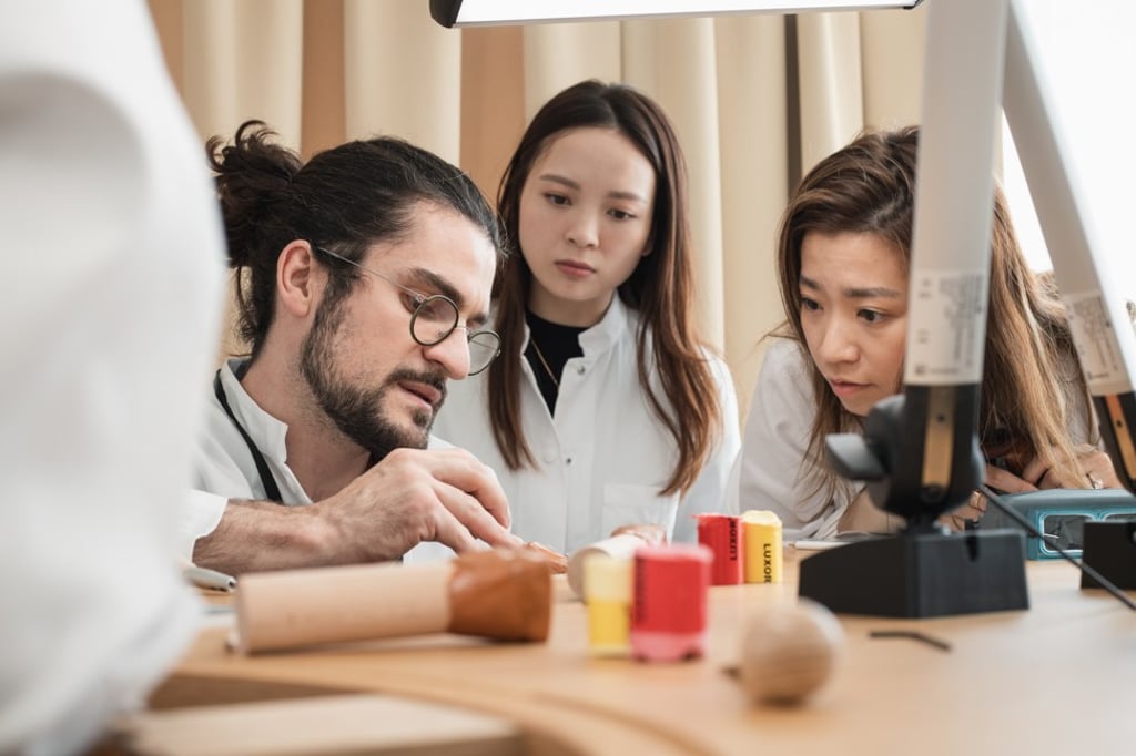 L’École School of Jewelry Arts provides insights into gemsetting and other skills.