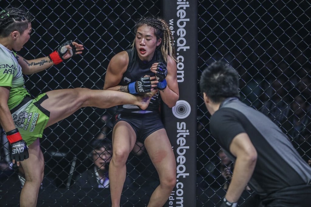 Xiong Jingnan kicks Angela Lee as the referee moves in to waive it off at One: A New Era.