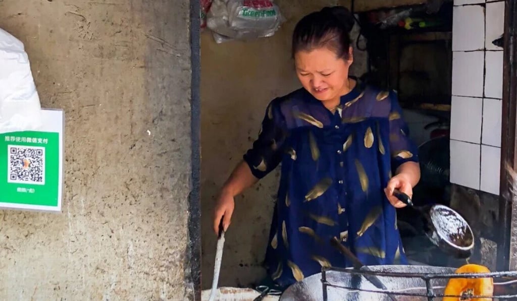 Auntie Xiong sold mianwo, a popular breakfast snack. Customers are mourning her on social media. Photo: Weibo Auntie Xiong sold mianwo, a popular breakfast snack. Customers are mourning her on social media. Photo: Weibo