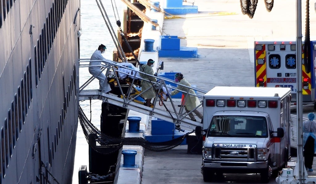 Medics pull out a patient on a stretcher from the Zaandam cruise ship in Fort Lauderdale on April 2, 2020. Photo: AFP