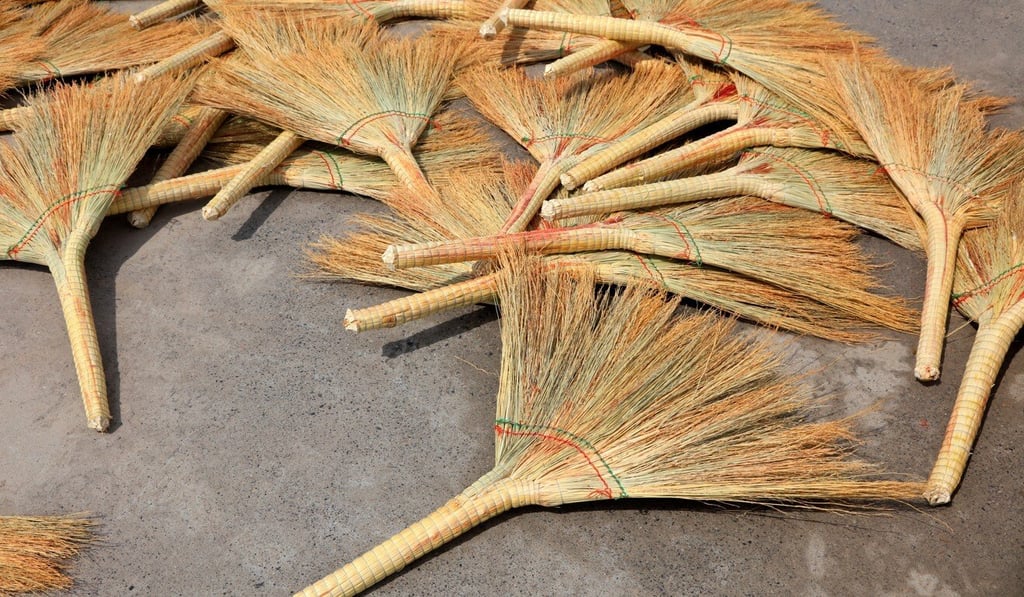 Wooden brooms from China are not required to undergo quarantine in Japanese ports. Photo: Shutterstock