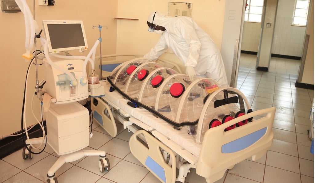 A doctor at Wilkins Hospital in Harare, Zimbabwe's main Covid-19 isolation and treatment centre. Photo: Xinhua