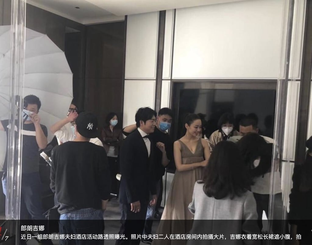 Redlinger wears a loose-fitting dress in a hotel for a photo shoot with her husband. Photo: Sina Entertainment Redlinger wears a loose-fitting dress in a hotel for a photo shoot with her husband. Photo: Sina Entertainment