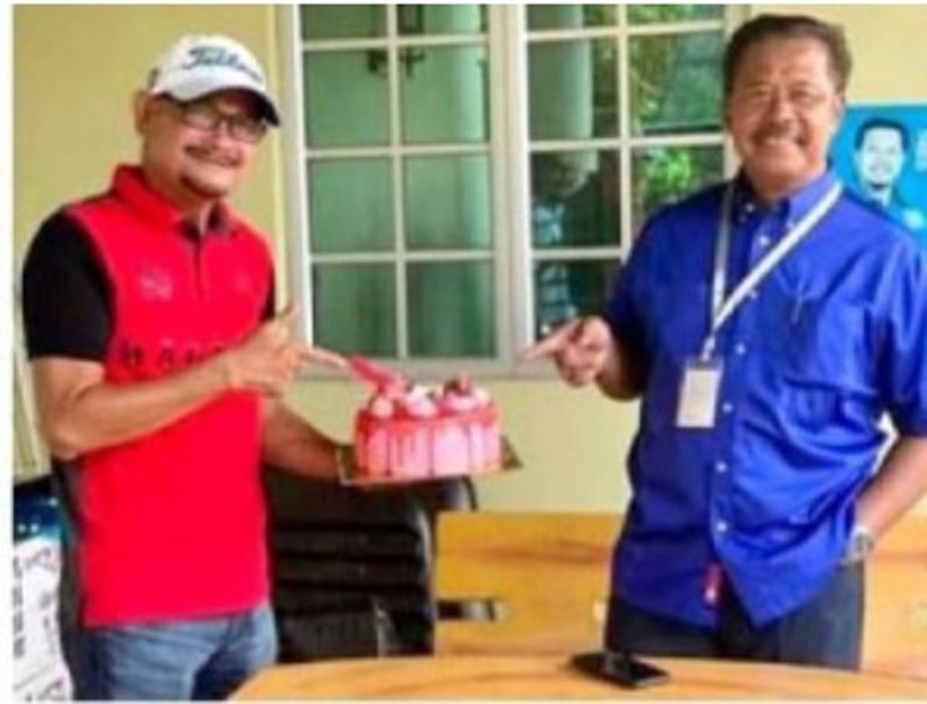 Deputy Rural Development Minister Datuk Abdul Rahman Mohamad, right, at his impromptu birthday party. Photo: Internet Deputy Rural Development Minister Datuk Abdul Rahman Mohamad, right, at his impromptu birthday party. Photo: Internet