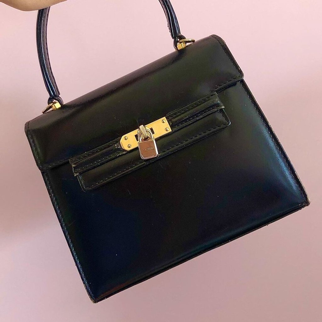What does Queen Elizabeth keep in her handbag The answer may surprise you South China Morning Post