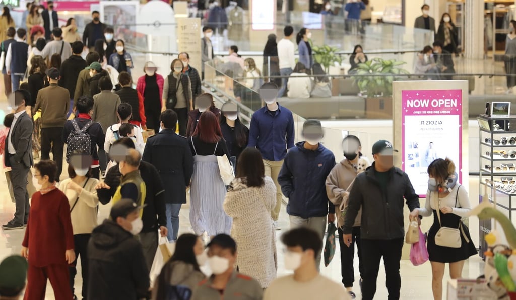 People shop at a mall in Gyeonggi Province, surrounding Seoul, on Sunday, despite coronavirus social distancing guidelines. Photo: EPA-EFE
