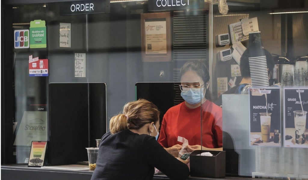 Singaporeans rushed out to get their last bubble tea before government measures closed non essential businesses in the city in April. Photo: EPA-EFE/Wallace Woon