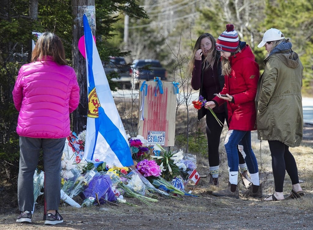 People pay their respects at a memorial in Portapique, Nova Scotia, on April 22, 2020. Photo: The Canadian Press via AP