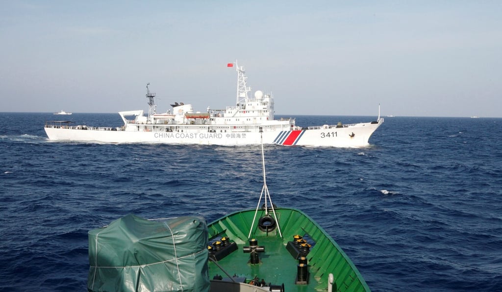 A Chinese Coast Guard ship (top) is seen near a Vietnam Marine Guard vessel in the South China Sea in 2014. Photo: Reuters