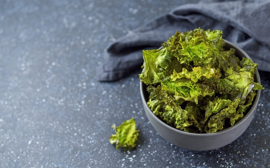 Baked kale chips are a home-made healthy snack for a low-carb, keto or low-calorie diet. Photo: Getty Images/iStockphoto