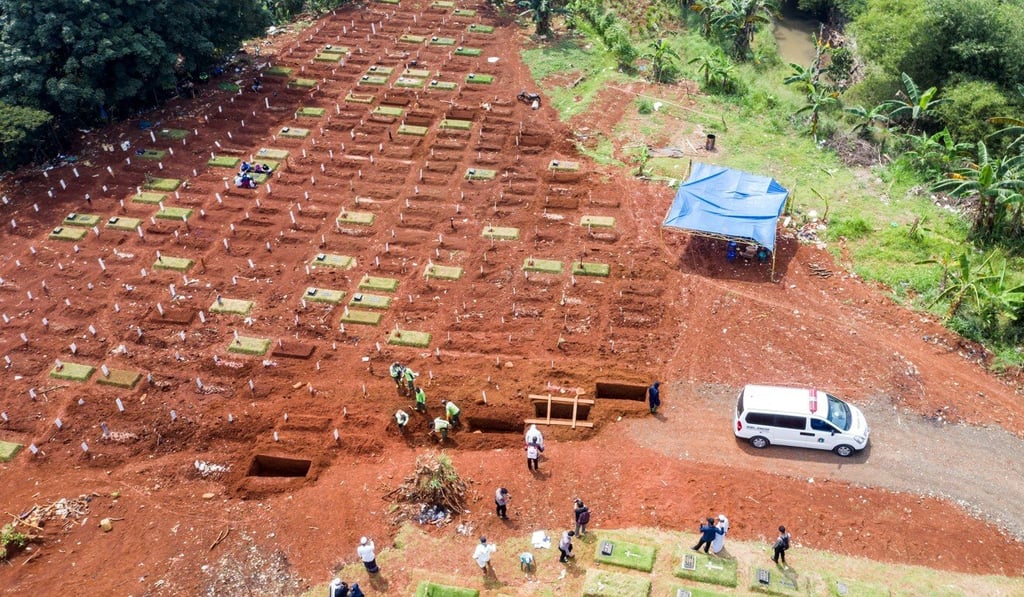 A burial site for coronavirus victims in Indonesia. Photo: Reuters