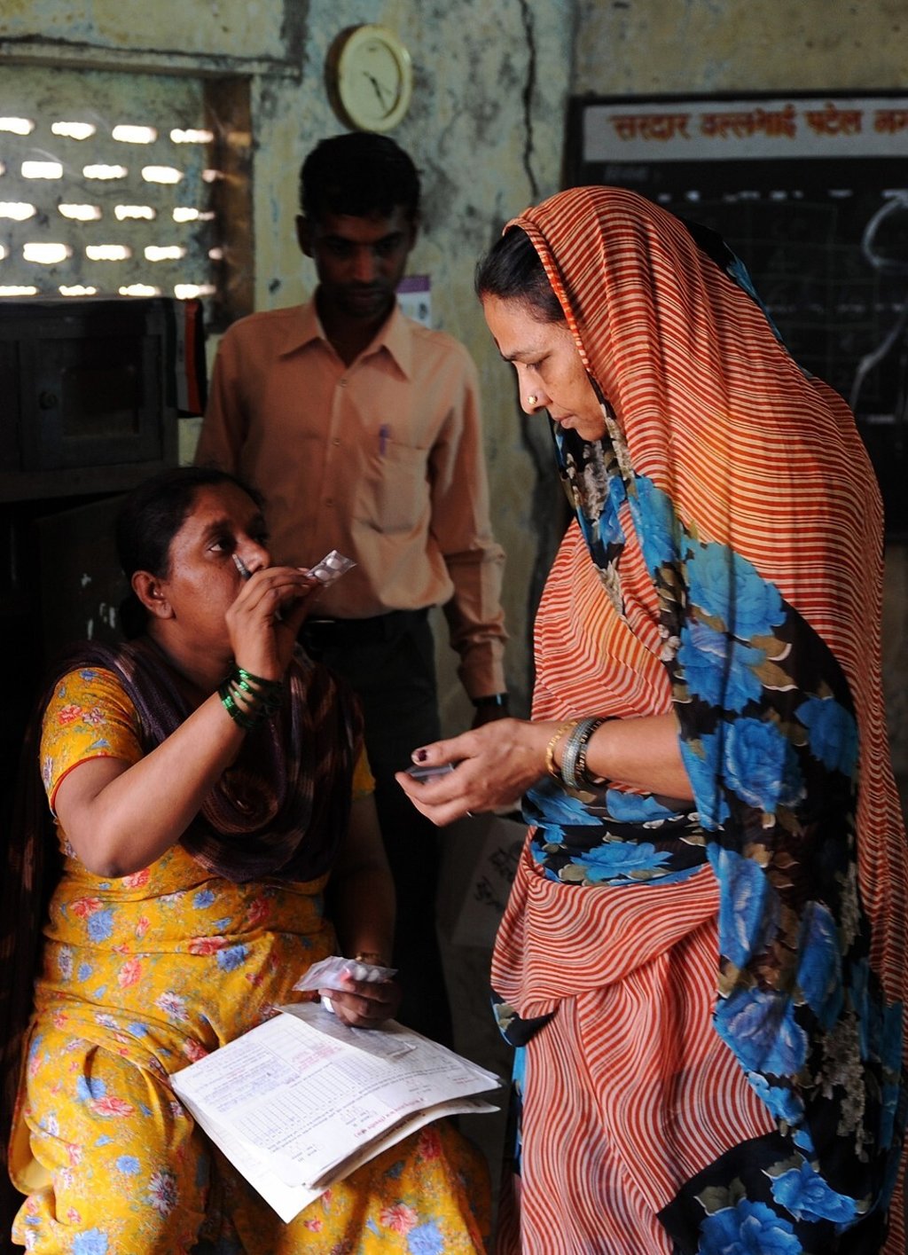 An Indian health worker (left) speaks to a tuberculosis patient at a clinic in Mumbai. The disease currently kills more than 1,000 Indians every day. Photo: AFP via Getty Images