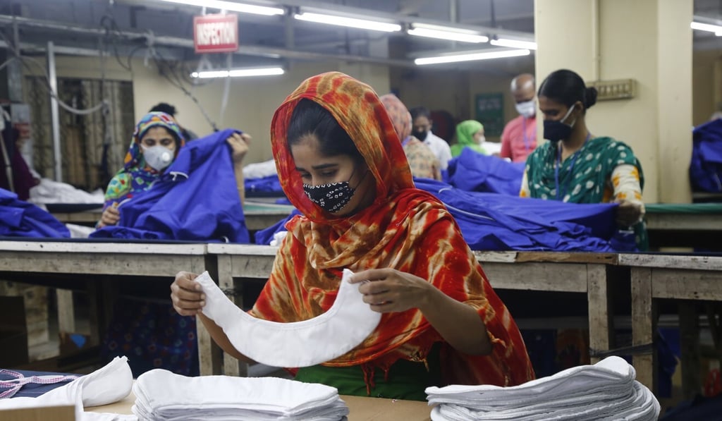 Garment workers work at a textile factory in Dhaka, Bangladesh. Photo: EPA-EFE/Monirul Alam