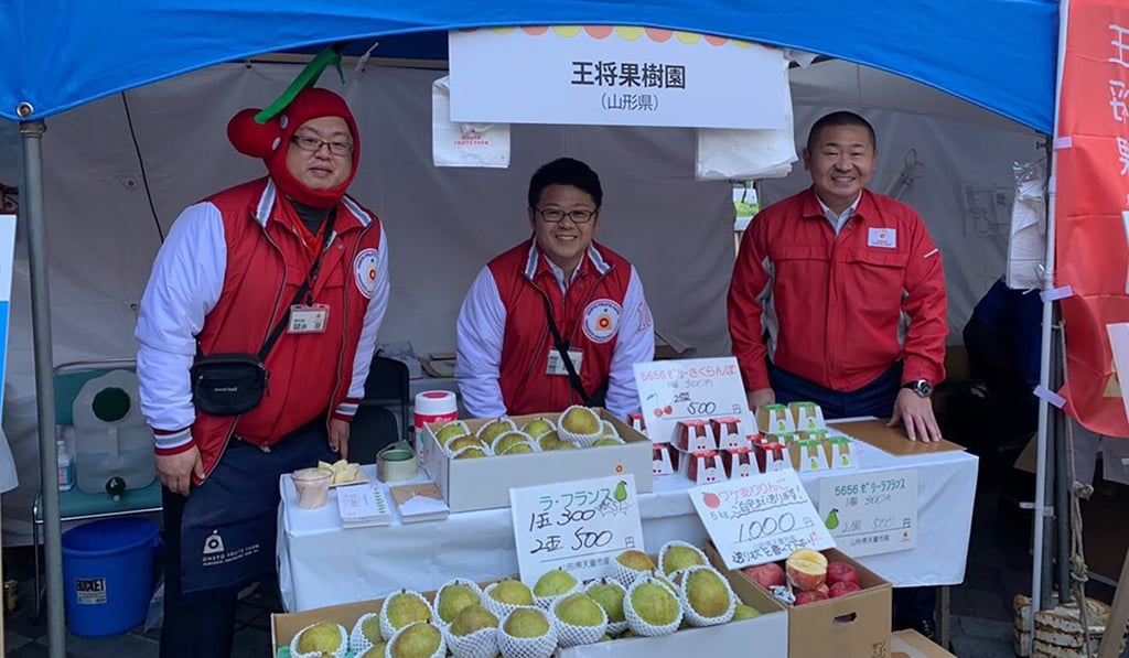 Before the pandemic, Yoshitomo Yahagi (right) would sometimes sell his goods at fairs and farmer’s markets. Photo: Twitter Before the pandemic, Yoshitomo Yahagi (right) would sometimes sell his goods at fairs and farmer’s markets. Photo: Twitter