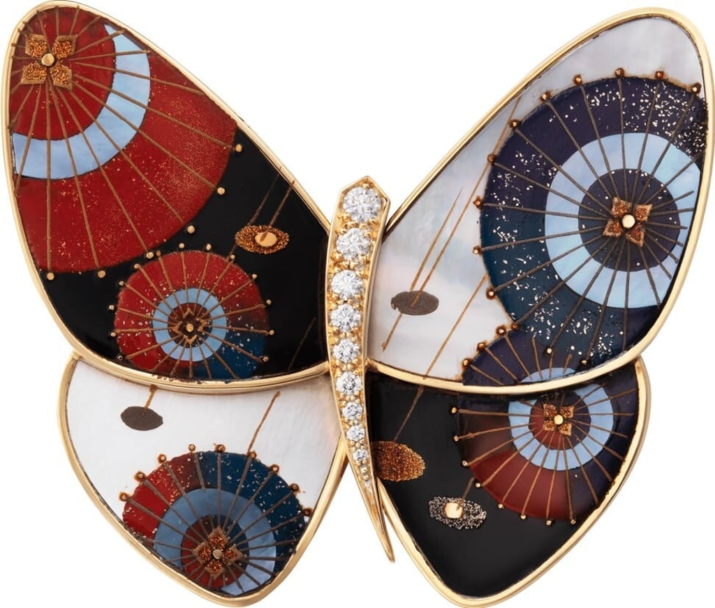 Lacquered butterfly clip Janomegasa AE, yellow gold, white mother of pearl, diamonds.