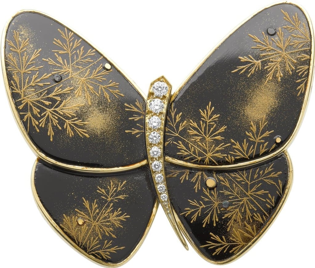 Lacquered butterfly clip Shinobu D, yellow gold, white mother of pearl, diamonds