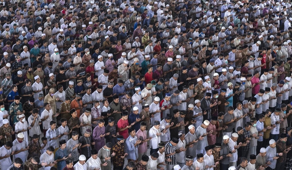 Muslim men attend prayers at a mosque in Aceh, despite coronavirus concerns. Photo: AP