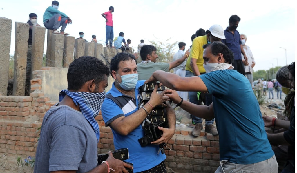 People buy alcohol after the Indian government relaxed its restrictions on alcohol sales during the Covid-19 lockdown. Photo: EPA-EFE People buy alcohol after the Indian government relaxed its restrictions on alcohol sales during the Covid-19 lockdown. Photo: EPA-EFE