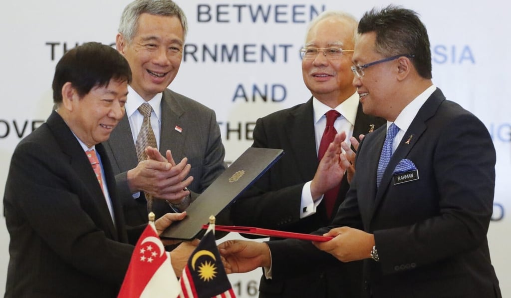 Singapore Prime Minister Lee Hsien Loong and the then leader of Malaysia Najib Razak at the signing ceremony of the Memorandum of Understanding for the Kuala Lumpur-Singapore High Speed Rail link. Photo: EPA