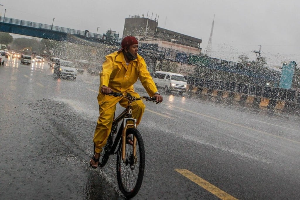 A cyclist in Manila rides in rain brought on by Typhoon Vongfong on May 15, 2020. Photo: Xinhua A cyclist in Manila rides in rain brought on by Typhoon Vongfong on May 15, 2020. Photo: Xinhua
