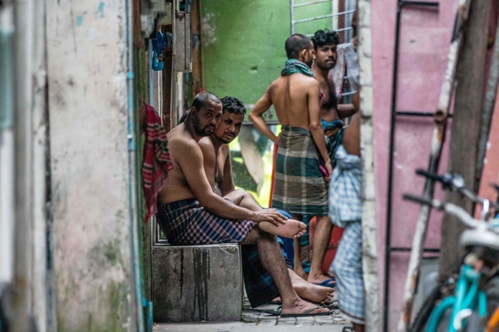 Foreign workers gather in an alleyway of an accommodation block in Male on May 9, 2020. Photo: AFP Foreign workers gather in an alleyway of an accommodation block in Male on May 9, 2020. Photo: AFP