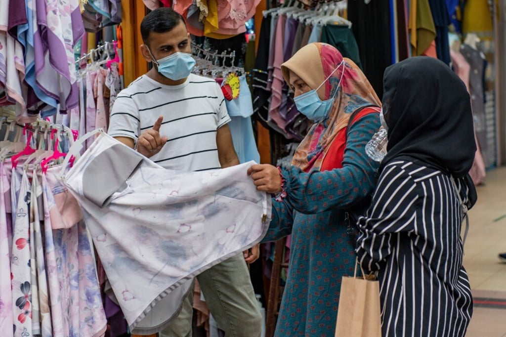 People in Malaysia go shopping ahead of Eid al-Fitr, on May 21, 2020. Photo: AFP