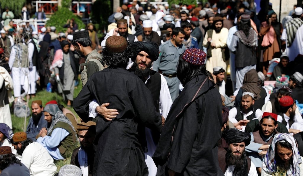 Newly freed Taliban prisoners greet each other at Pul-i-Charkhi prison in Kabul, Afghanistan on Tuesday. Photo: Reuters Newly freed Taliban prisoners greet each other at Pul-i-Charkhi prison in Kabul, Afghanistan on Tuesday. Photo: Reuters