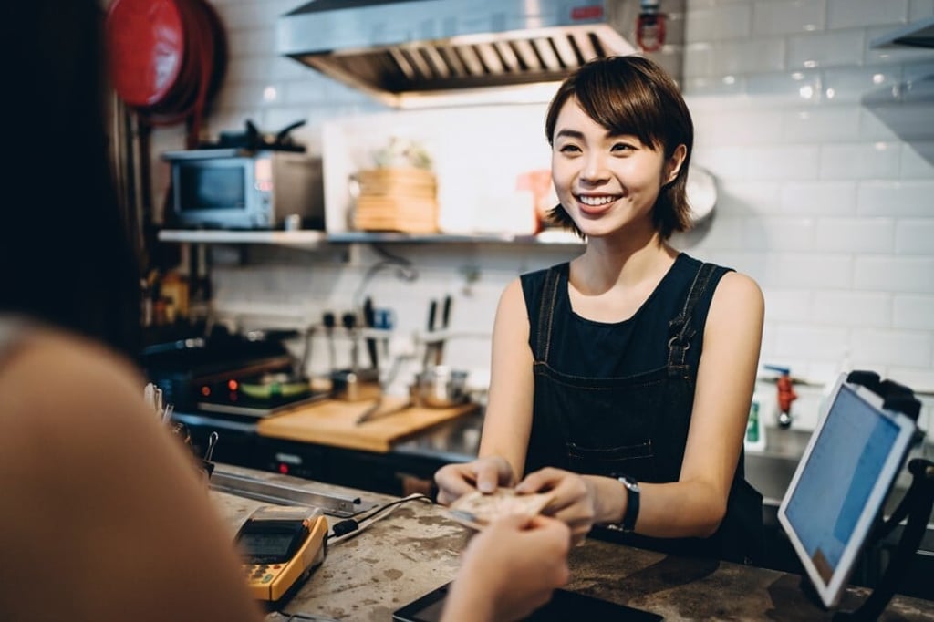 Some food writers have decided to not accept free meals during these difficult times, and if the restaurant refuses to give them a bill, they will give a large tip to staff. Photo: Getty Images