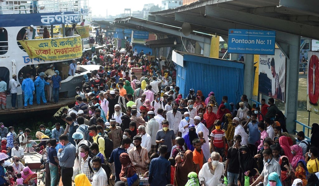 People gather at Launch Terminal to travel back to their home after the government loosened a lockdown as preventive measure against the Covid-19 coronavirus, in Dhaka. Photo: AFP