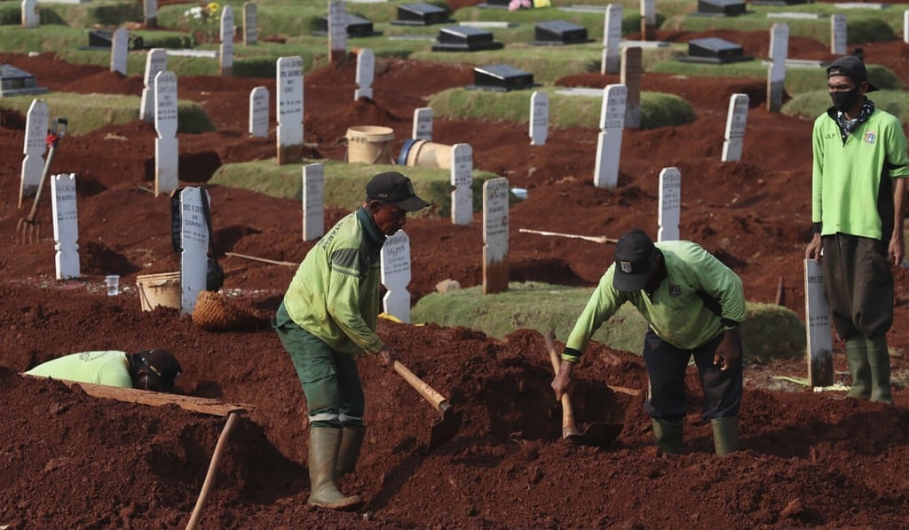 Workers prepare a grave to bury suspected Covid-19 victims in Jakarta on June 12, 2020. Photo: AP Workers prepare a grave to bury suspected Covid-19 victims in Jakarta on June 12, 2020. Photo: AP