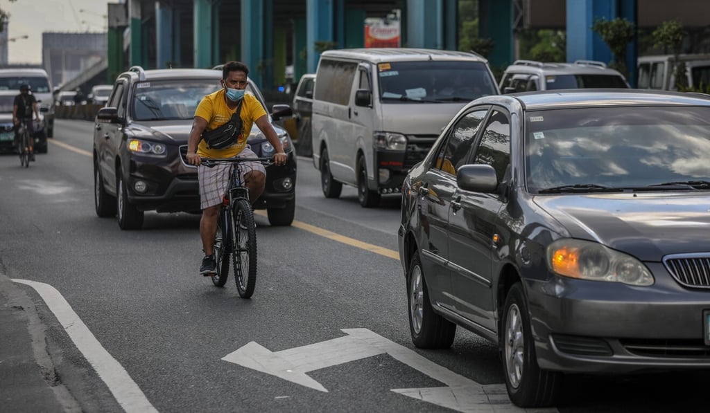A man rides a bicycle on a road in Makati, south of Manila. Photo: EPA-EFE A man rides a bicycle on a road in Makati, south of Manila. Photo: EPA-EFE