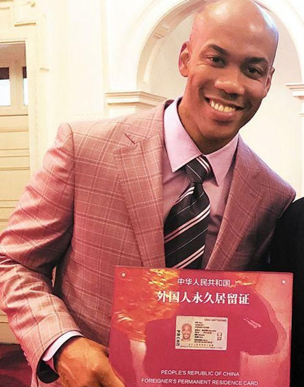Stephon Marbury poses with his Chinese green card. Photo: weibo @Marbury Stephon Marbury poses with his Chinese green card. Photo: weibo @Marbury