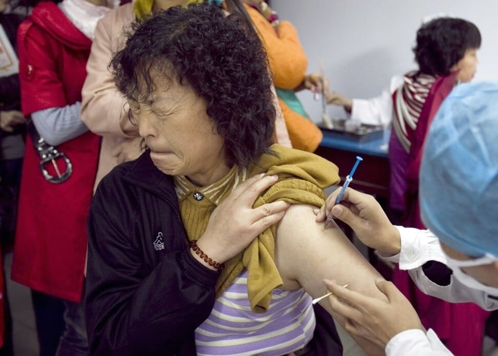 A teacher receives an H1N1 vaccine injection at a school in Luoyang, Henan province, in November 2009. China, which received virus samples and diagnostic kits from the US, was the first country to mass produce an H1N1 vaccine. Photo: Reuters