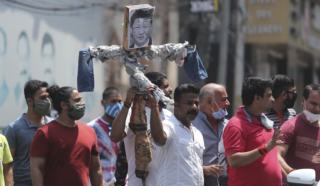Indian men with an effigy of Chinese President Xi Jinping before burning it during a protest in Jammu following a border clash in which 20 Indian soldiers died. Photo: AP