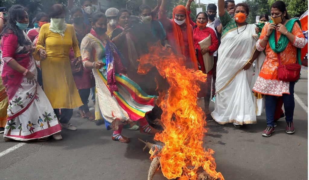 Supporters of India's ruling Bharatiya Janata Party (BJP) burn an effigy during a protest against China on June 20. Photo: Reuters