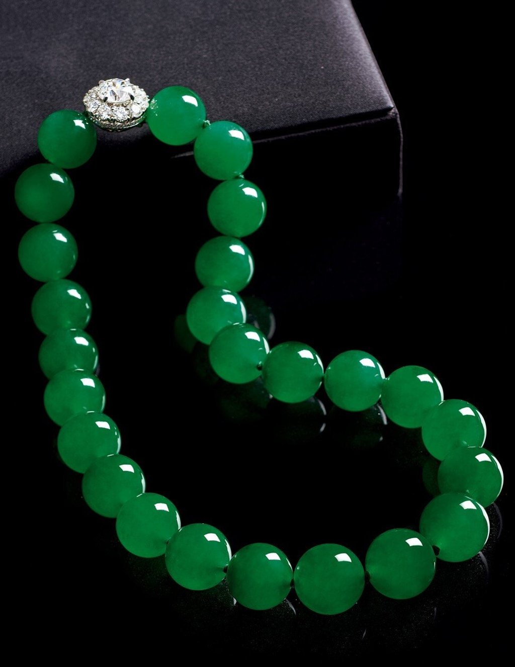 A jadeite bead necklace