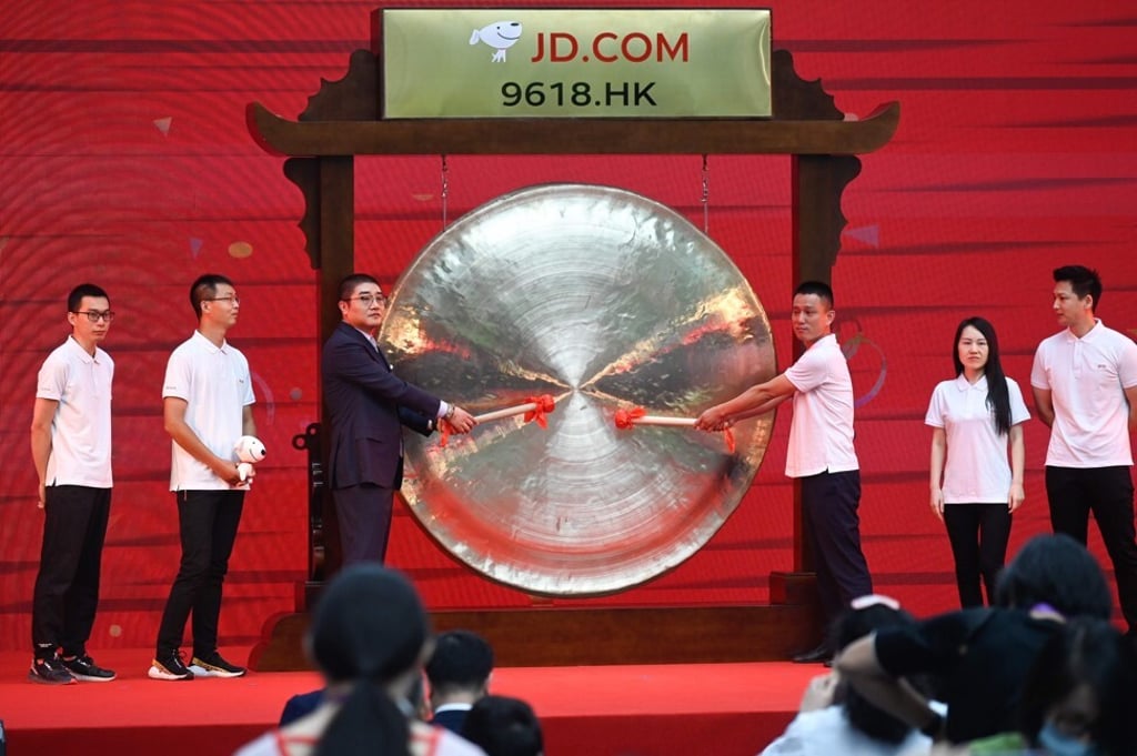 Chinese e-commerce giant JD.com, bangs a gong as to mark company's listing on the Hong Kong stock market, at JD.com's headquarters in Beijing on June 18. Photo: AFP